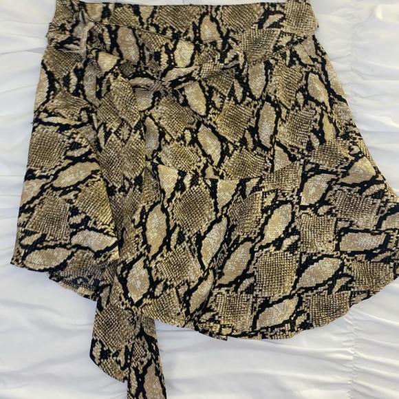 Boutique Snakeskin mini skirt - Picture 3 of 3